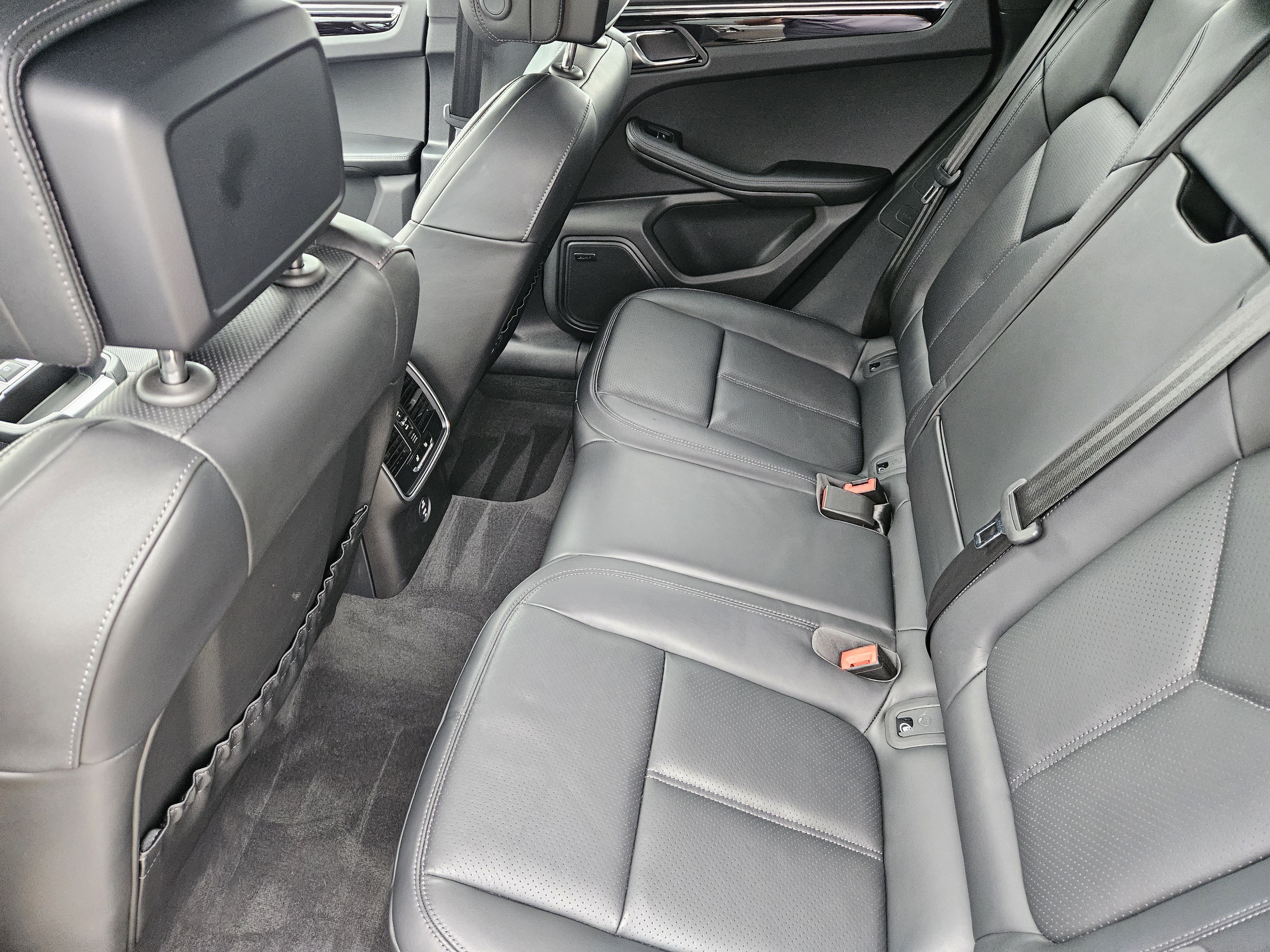 Certified 2025 Porsche Macan image 28