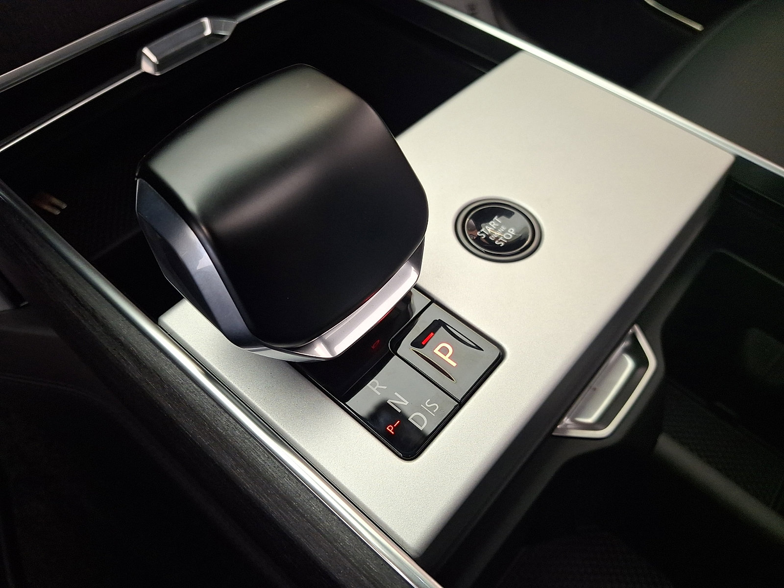 New 2026 Land Rover Range Rover SV AWD/4WD image 13
