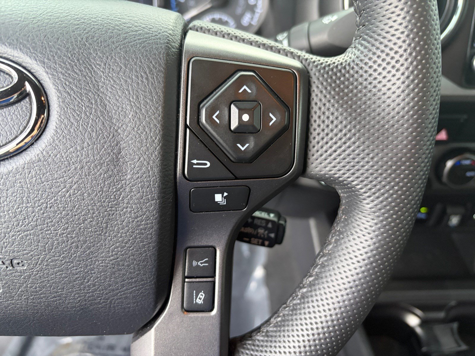 Used 2023 Toyota Tacoma TRD Off-Road w/ Technology Package AWD/4WD image 15