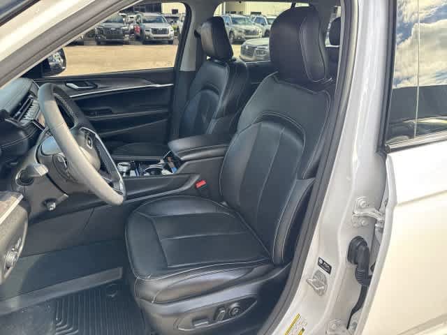 Used 2023 Jeep Grand Cherokee Limited w/ Luxury Tech Group II AWD/4WD image 15
