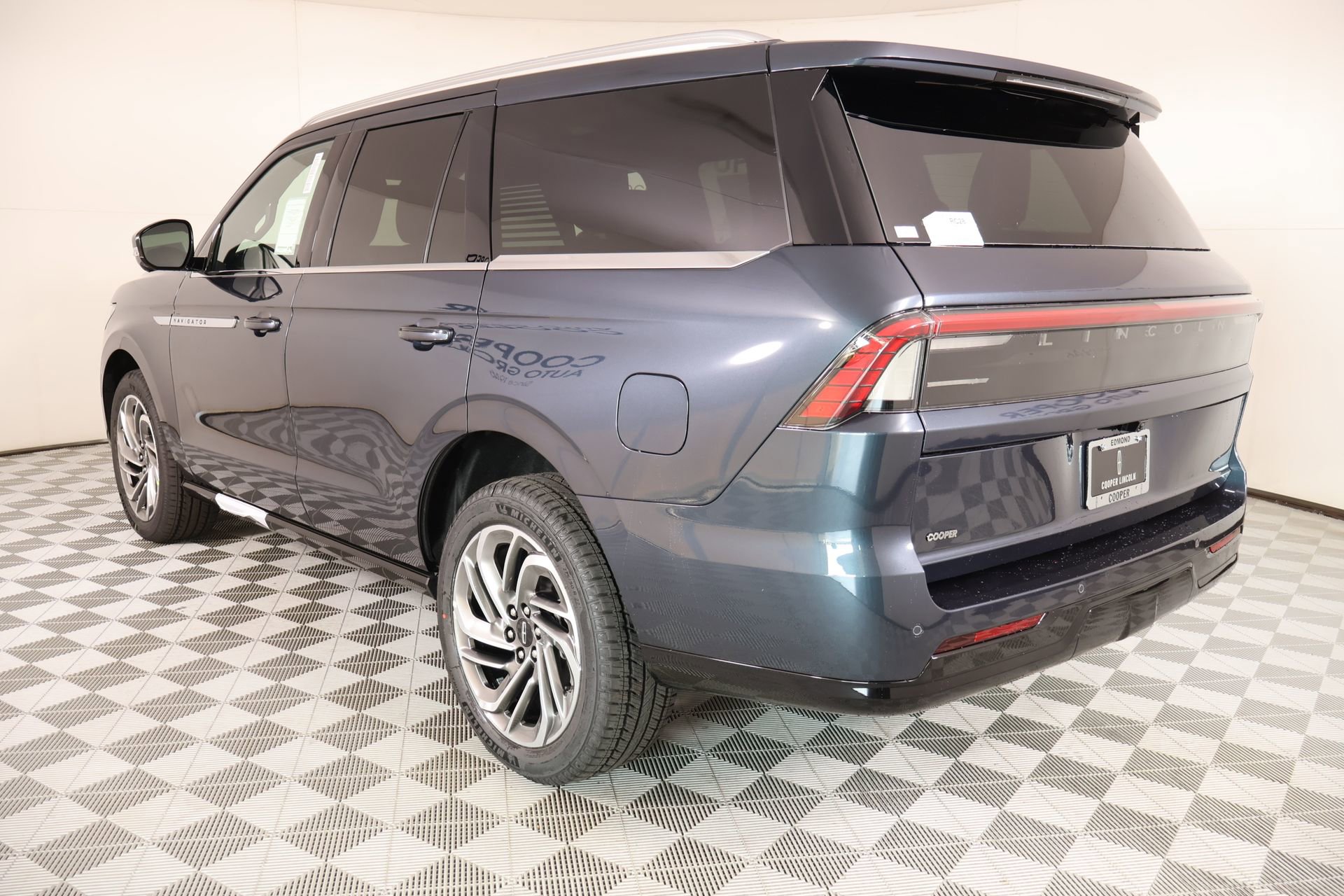 New 2026 Lincoln Navigator Reserve AWD/4WD image 25