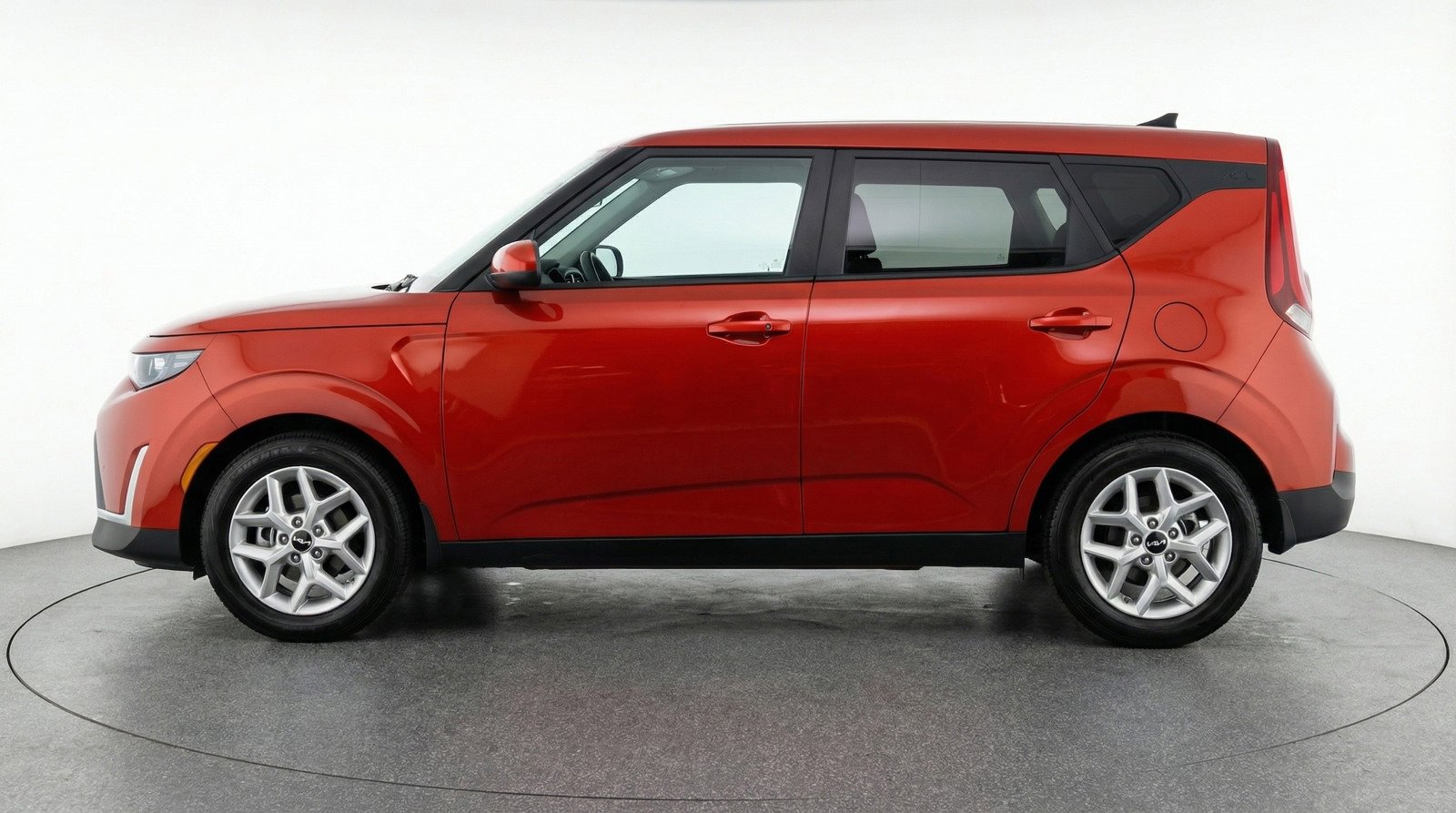 Used 2025 Kia Soul LX w/ LX Technology Package FWD image 4
