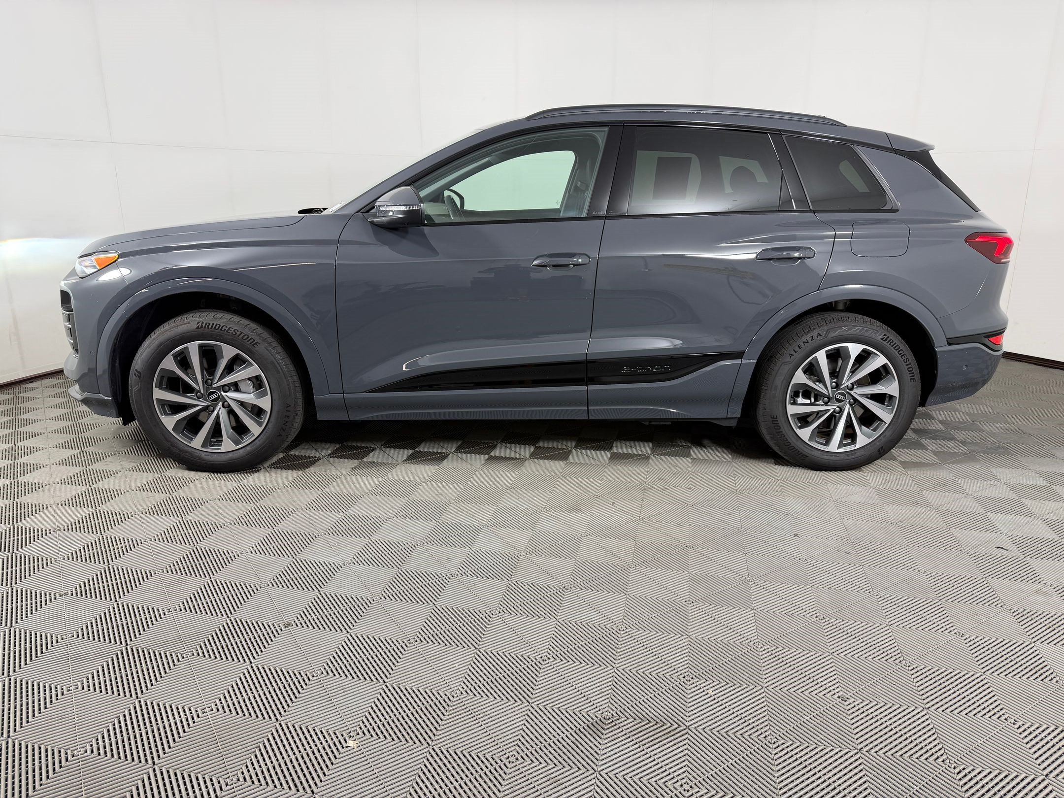 Used 2025 Audi Q6 e-tron Premium w/ Convenience Package AWD/4WD image 2