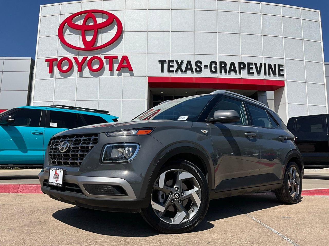 Used 2025 Hyundai Venue SEL image 2