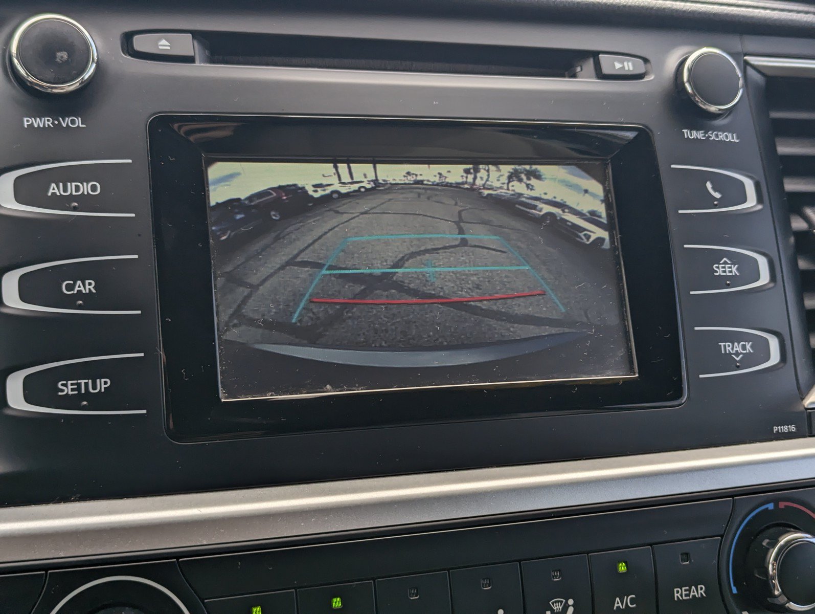 Used 2019 Toyota Highlander LE w/ Carpet Mat Package (TMS) FWD image 13