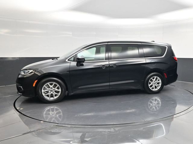 Used 2023 Chrysler Pacifica Touring-L image 6