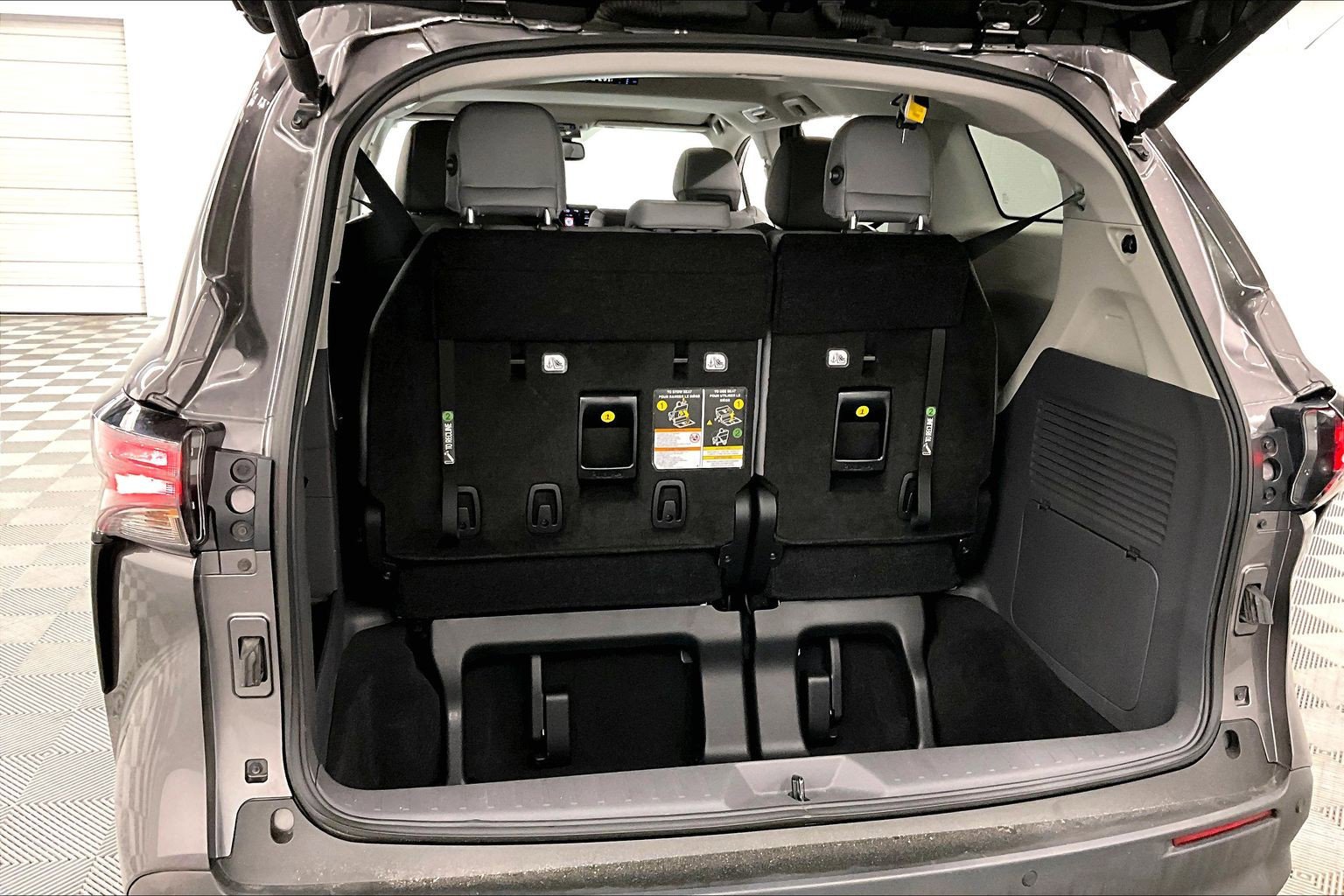 Used 2023 Toyota Sienna XLE FWD image 42