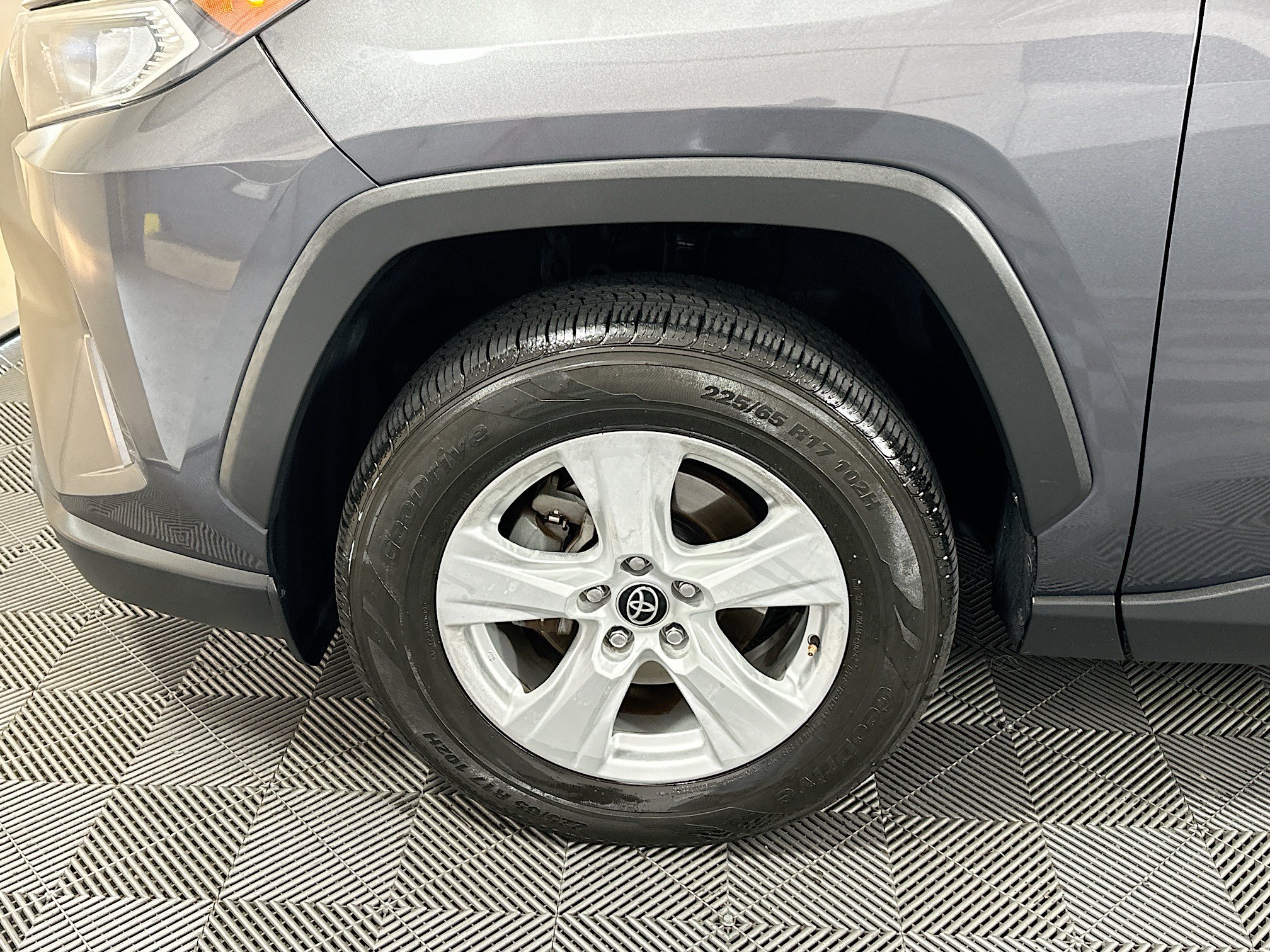 Used 2021 Toyota RAV4 XLE w/ Convenience Package FWD image 11