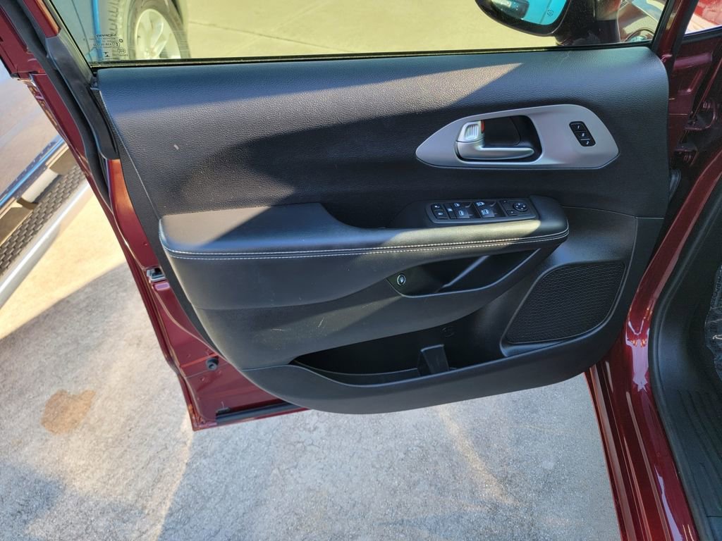 Used 2022 Chrysler Pacifica Touring-L w/ S Appearance Package image 10