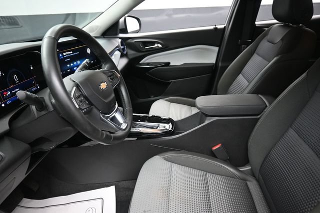 Used 2025 Chevrolet Trax LT w/ Driver Confidence Package FWD image 17