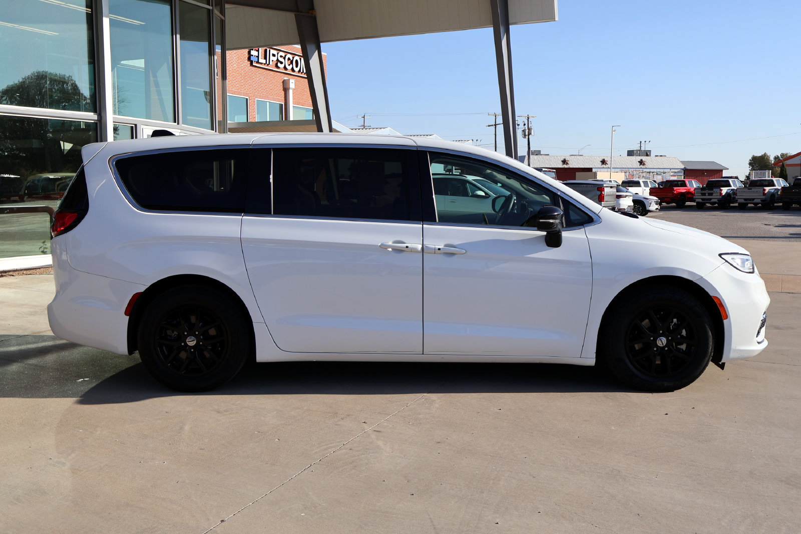 Used 2024 Chrysler Pacifica Touring-L FWD image 5