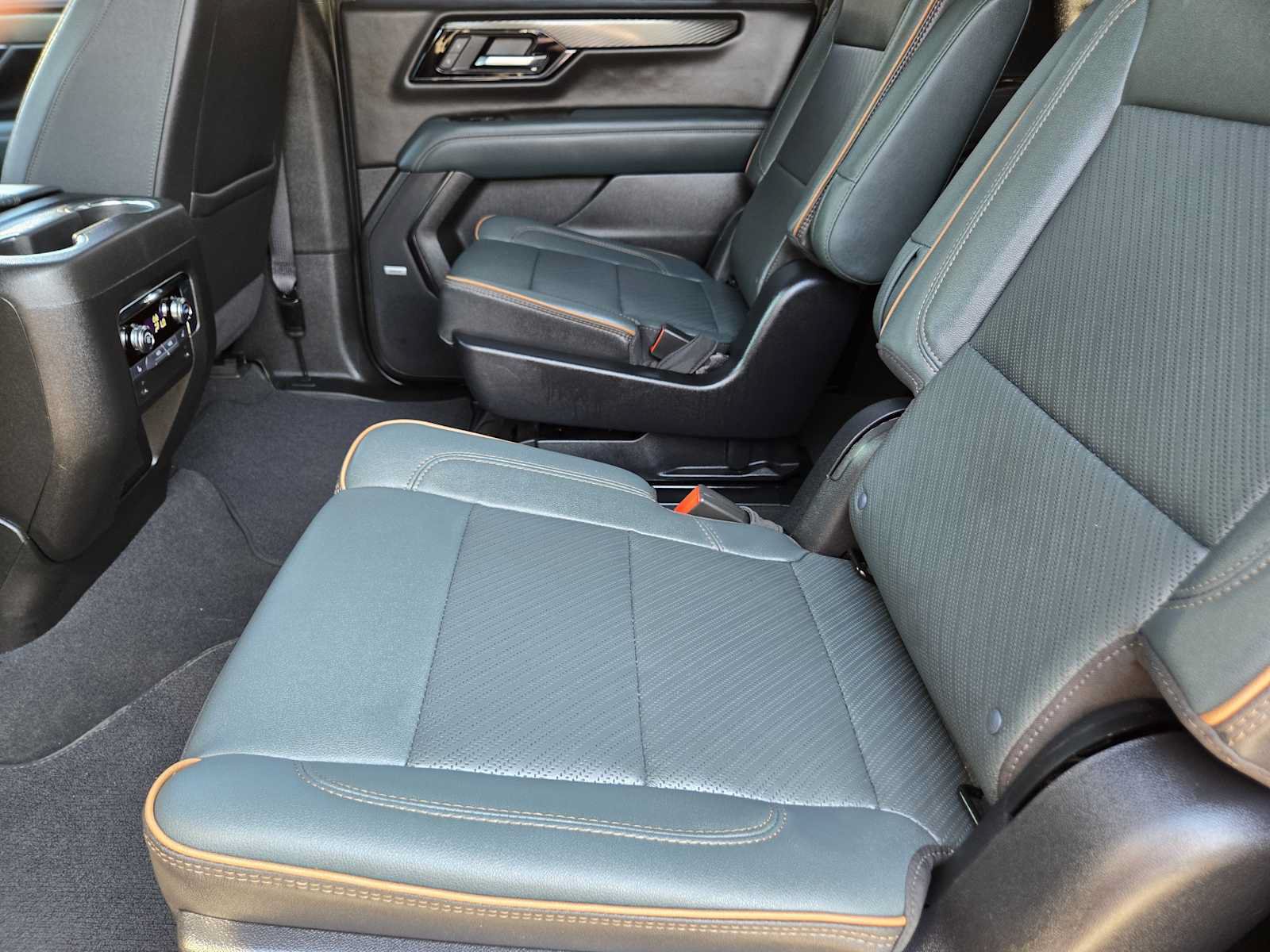 Certified 2025 GMC Yukon XL AT4 w/ AT4 Premium Package AWD/4WD image 30