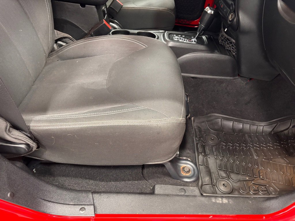 Used 2016 Jeep Wrangler Unlimited Sahara w/ Connectivity Group image 18