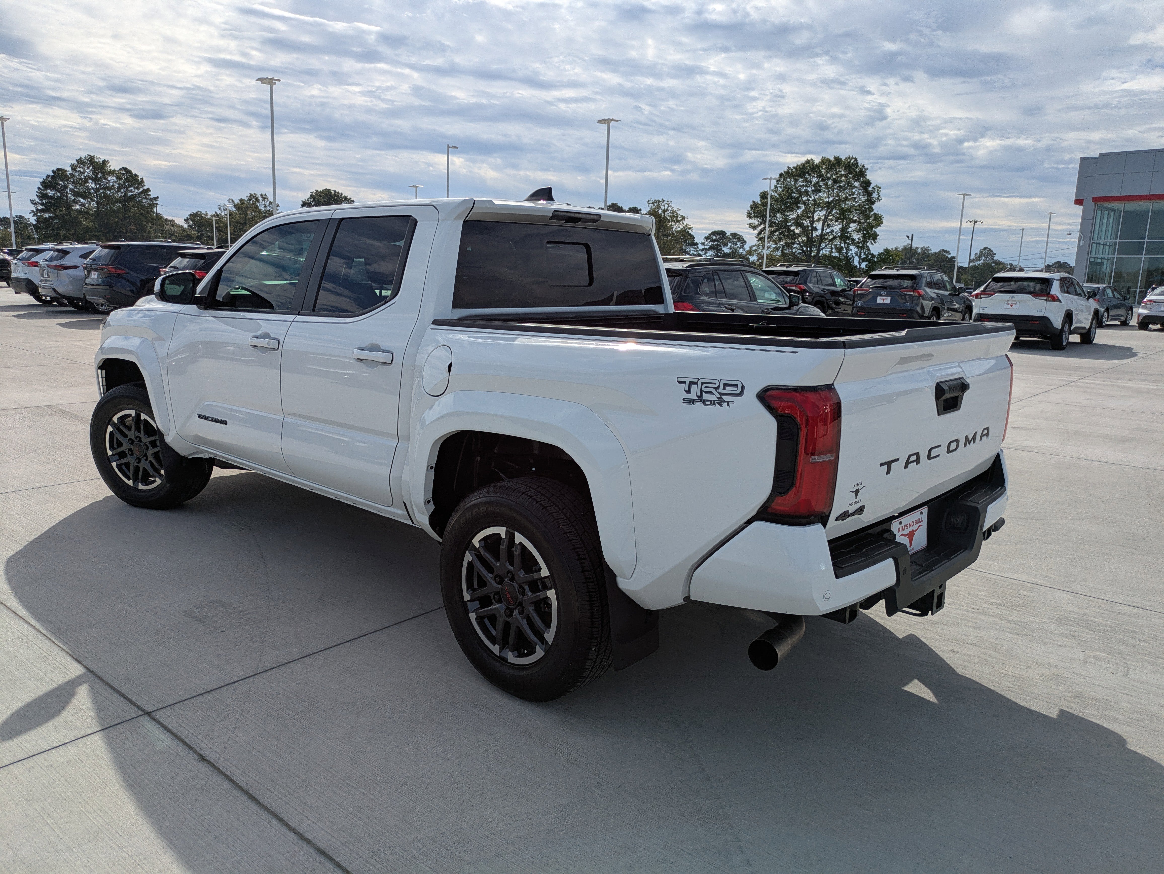 Used 2024 Toyota Tacoma TRD Sport w/ TRD Sport Upgrade Package image 5