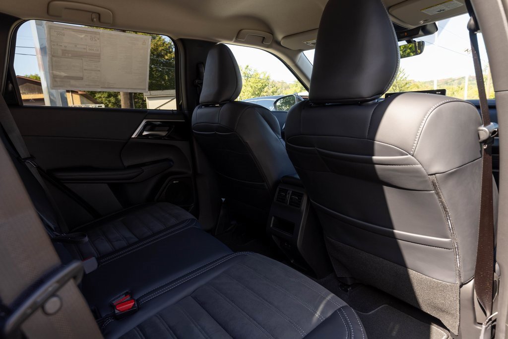 Used 2025 Mitsubishi Outlander SE image 19