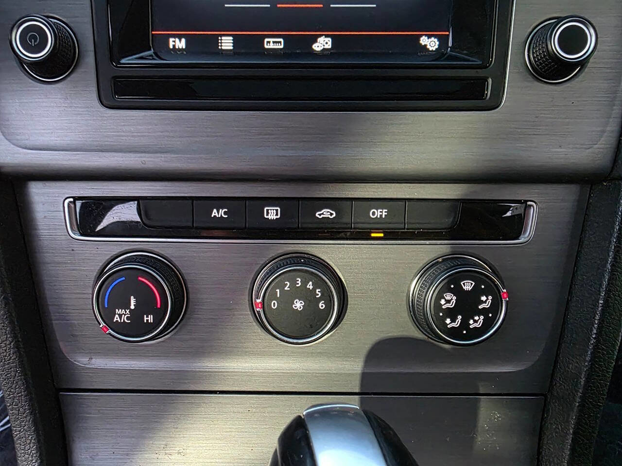 Used 2015 Volkswagen Golf S image 37