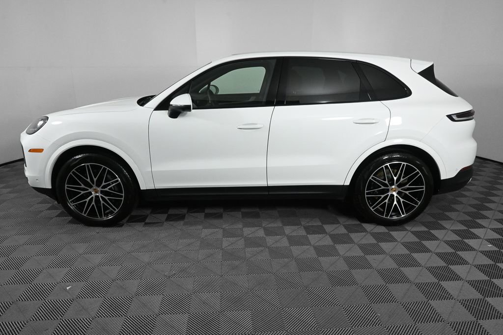 Used 2025 Porsche Cayenne AWD/4WD image 3