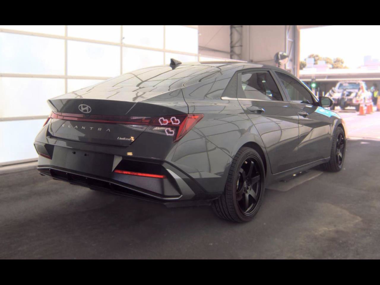 Used 2025 Hyundai Elantra Limited FWD image 2