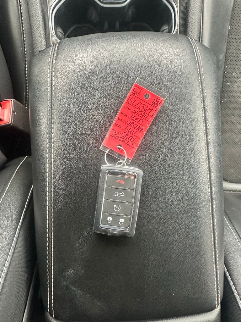 Used 2024 Jeep Grand Cherokee L Laredo image 45