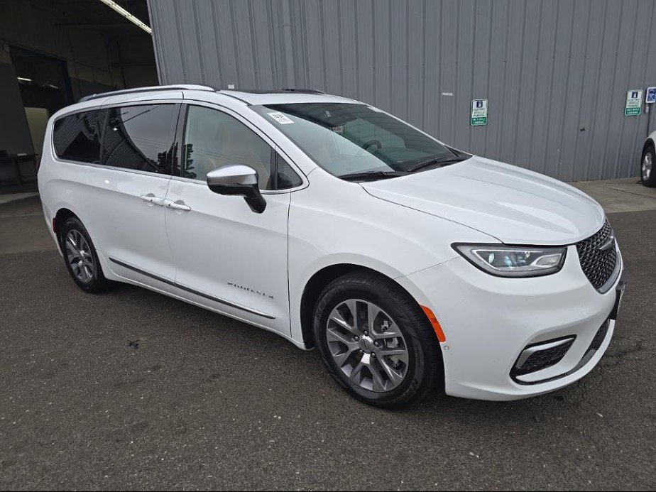 Used 2025 Chrysler Pacifica Pinnacle FWD image 2