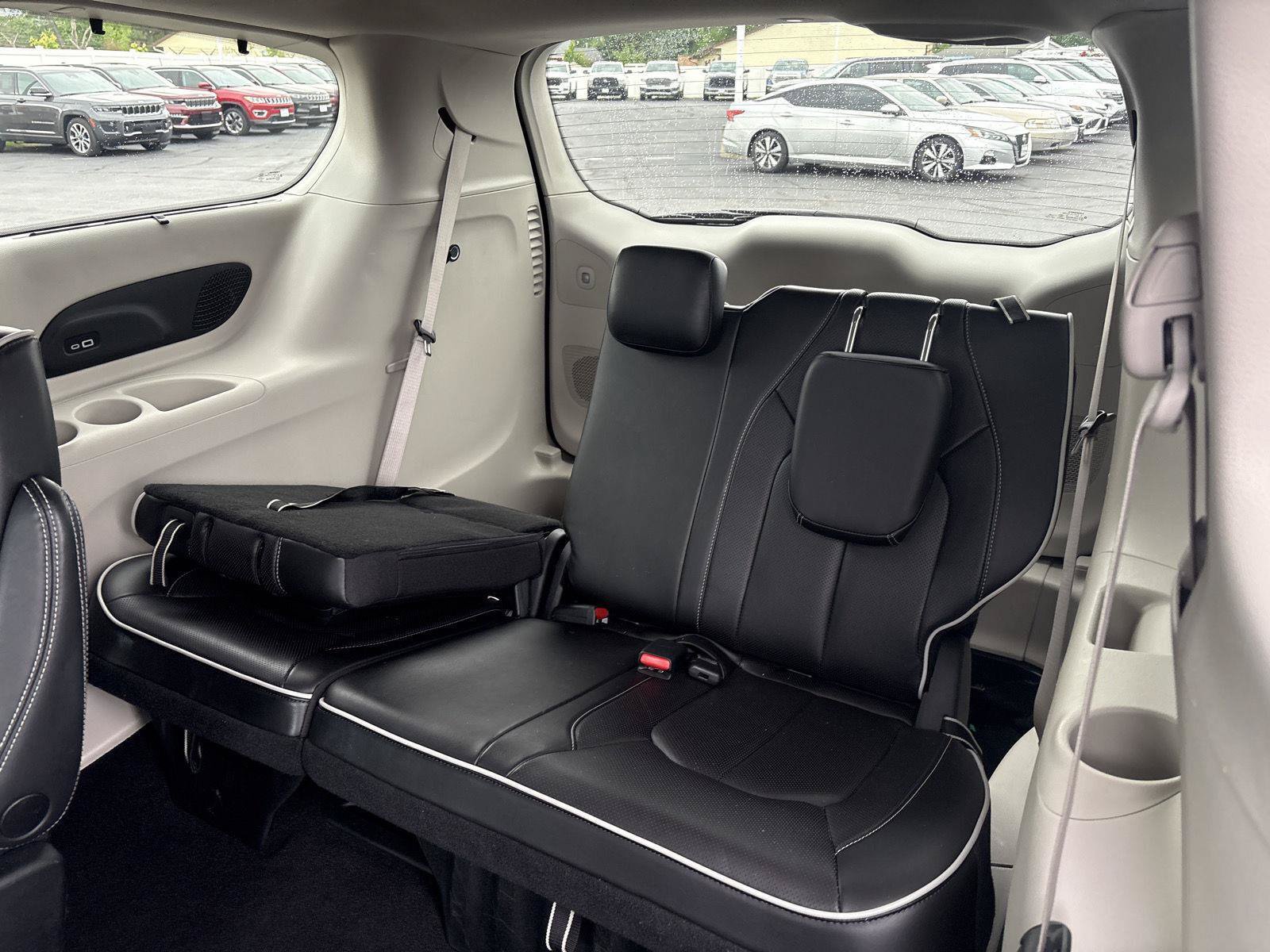 Used 2023 Chrysler Pacifica Limited FWD image 11