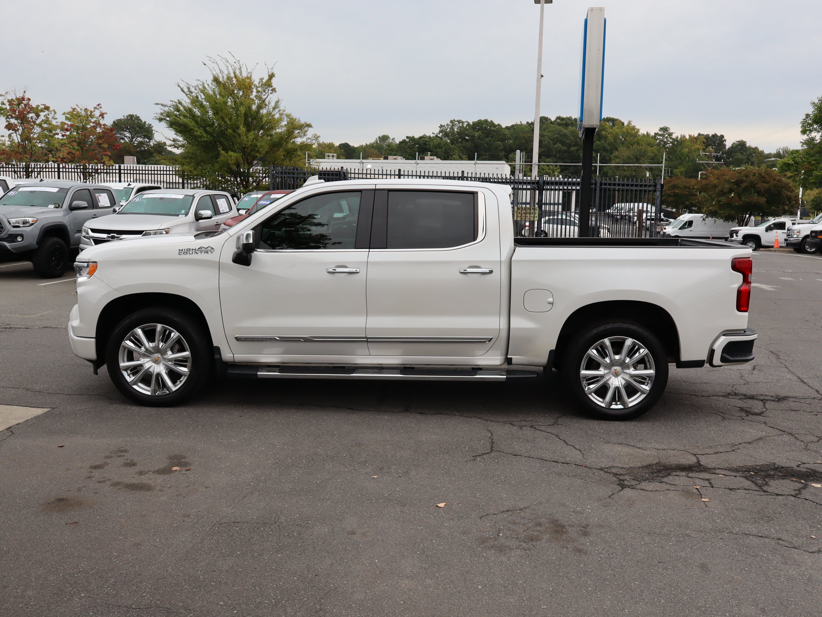 Used 2023 Chevrolet Silverado 1500 High Country w/ High Country Premium Package AWD/4WD image 7