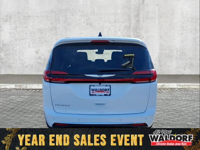 New 2026 Chrysler Pacifica Select image 3