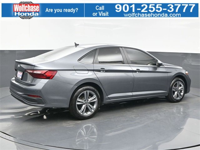 Used 2024 Volkswagen Jetta SE w/ Panoramic Sunroof Package image 6