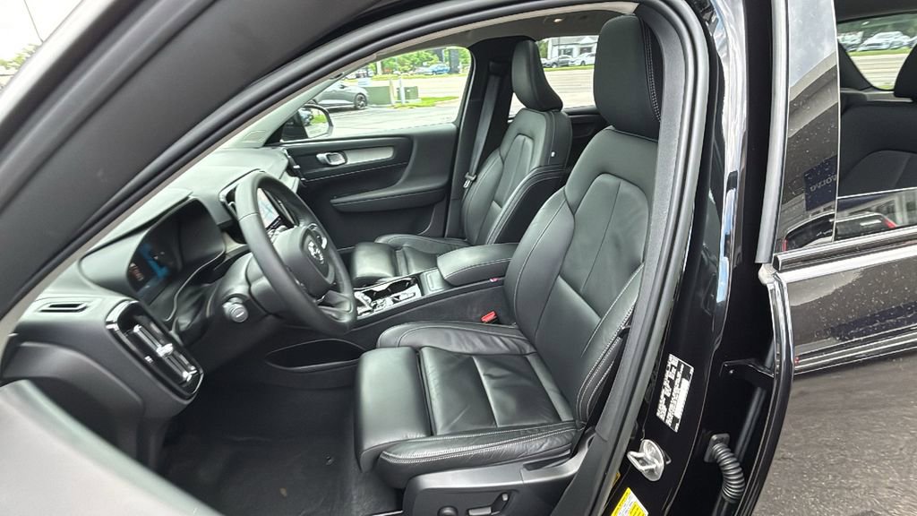 Certified 2023 Volvo XC40 B5 Plus w/ Driver Assist Package AWD/4WD image 25