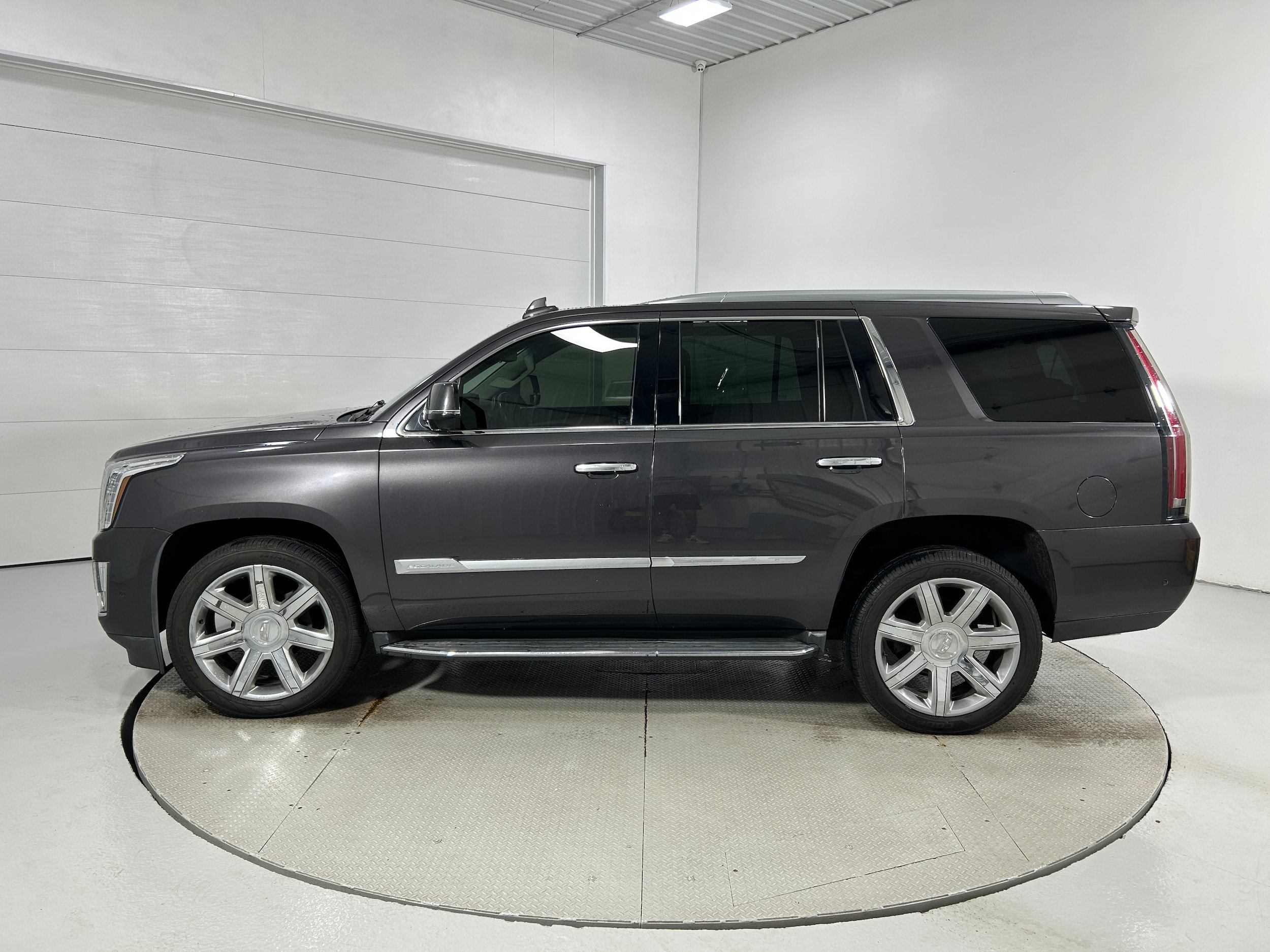 Used 2017 Cadillac Escalade Luxury AWD/4WD image 23