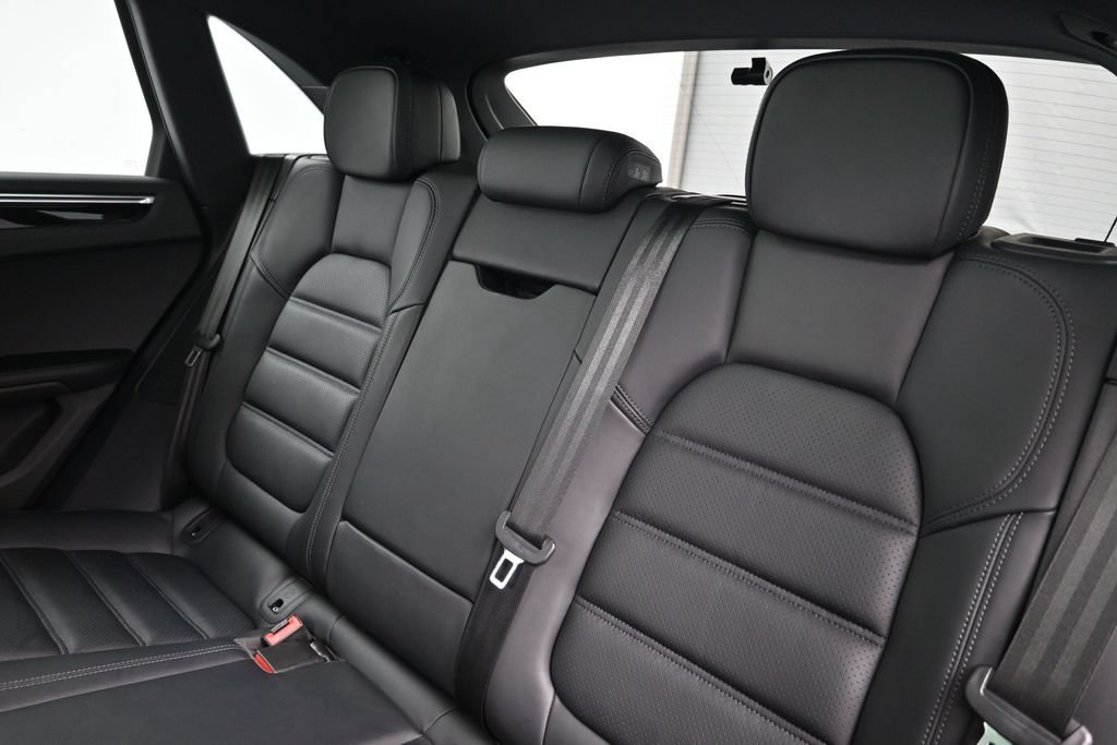 Certified 2024 Porsche Macan AWD/4WD image 6