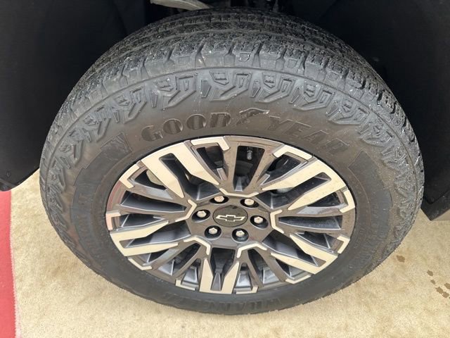 Used 2025 Chevrolet Suburban Z71 AWD/4WD image 27