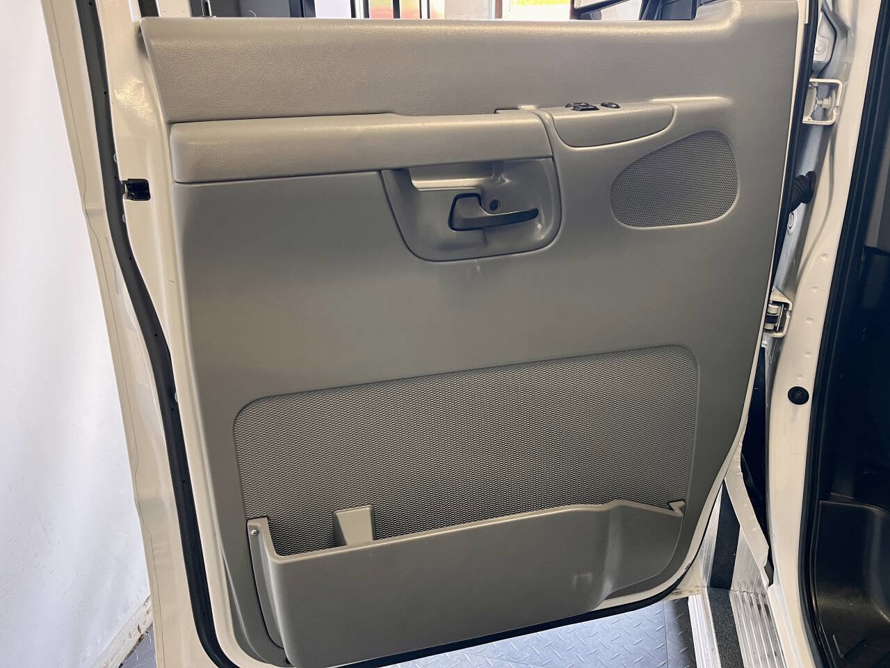 Used 2006 Ford E-350 and Econoline 350 XLT image 15