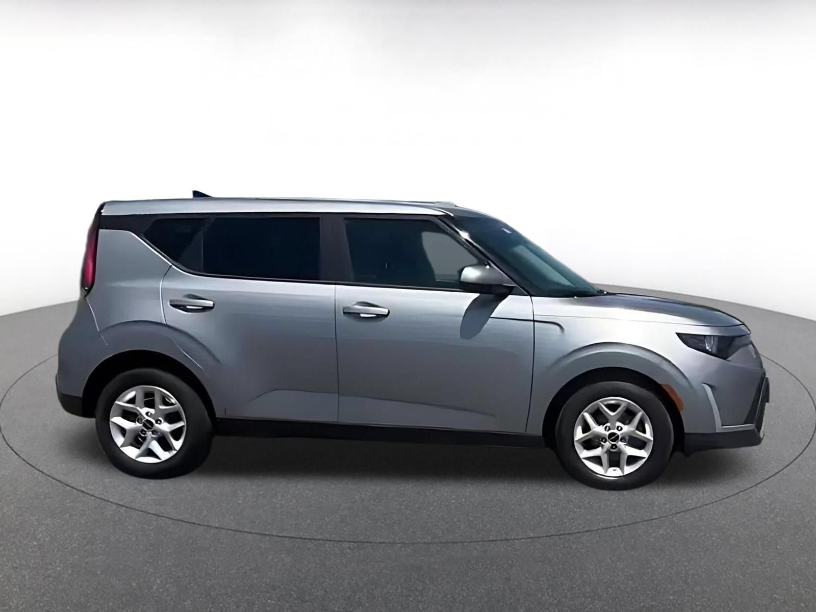 Used 2025 Kia Soul LX w/ LX Technology Package FWD image 10