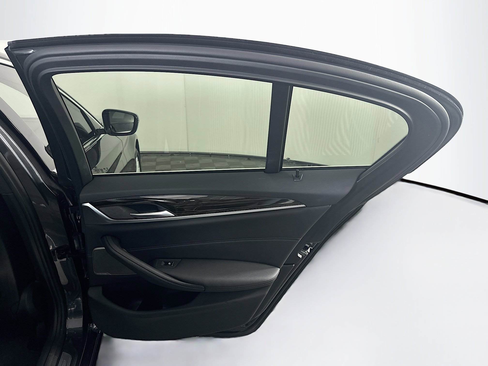 Used 2023 BMW 530i w/ Premium Package image 33