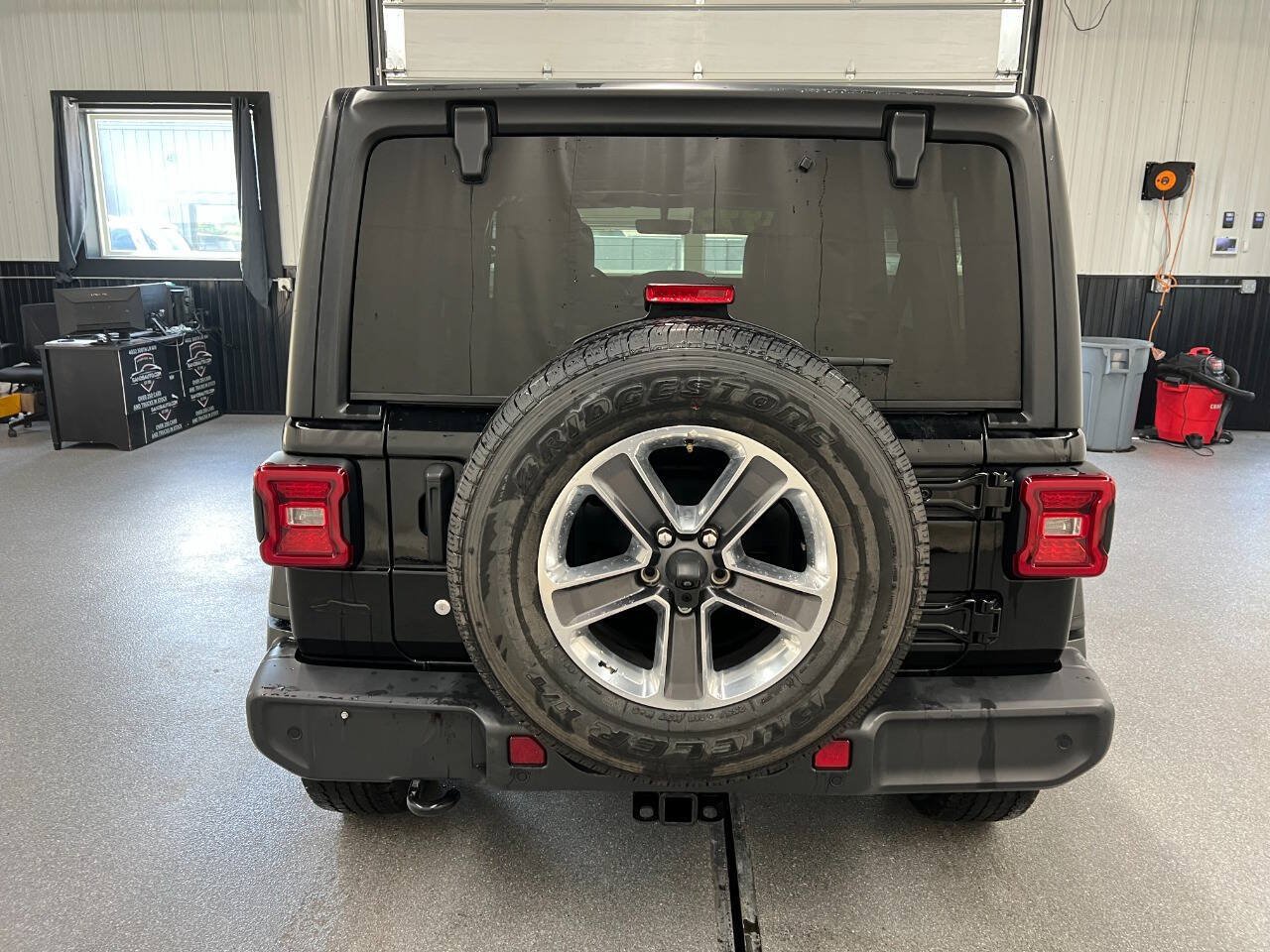 Used 2018 Jeep Wrangler Unlimited Sahara AWD/4WD image 5