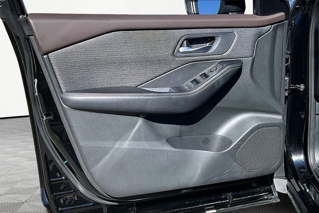 Used 2023 Nissan Rogue SV image 23