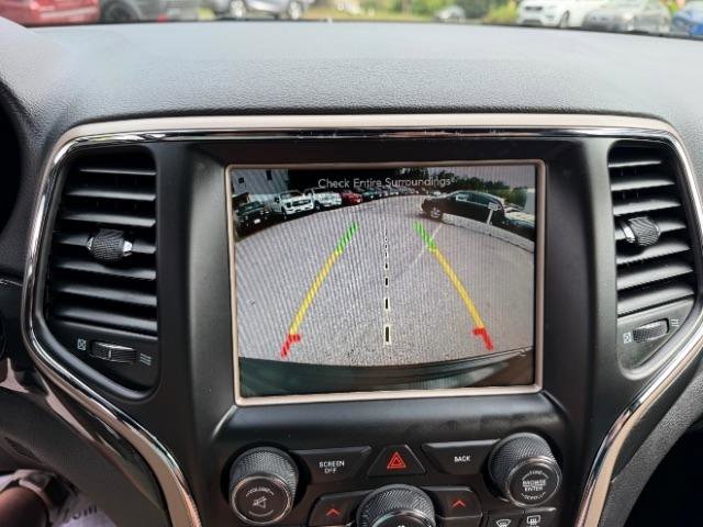 Used 2017 Jeep Grand Cherokee Laredo AWD/4WD image 28