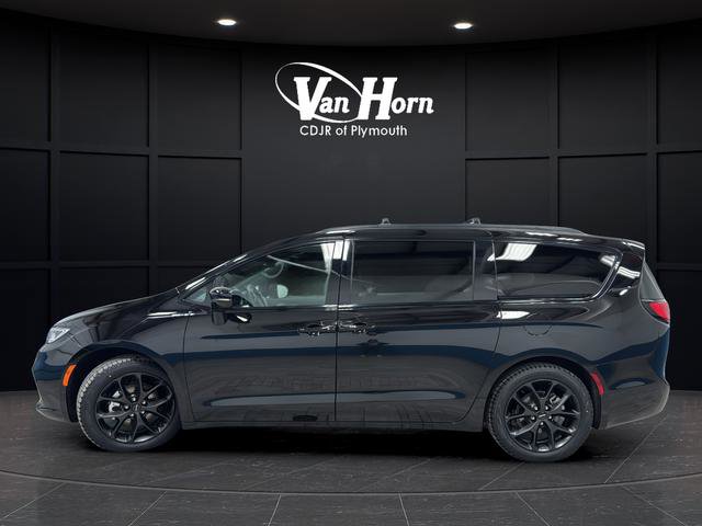 Used 2025 Chrysler Pacifica Limited image 6