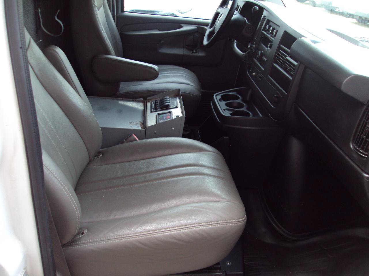 Used 2013 GMC Savana 1500 AWD image 26