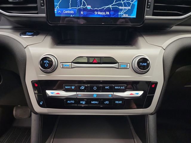 Used 2022 Ford Explorer XLT w/ Equipment Group 202A image 18