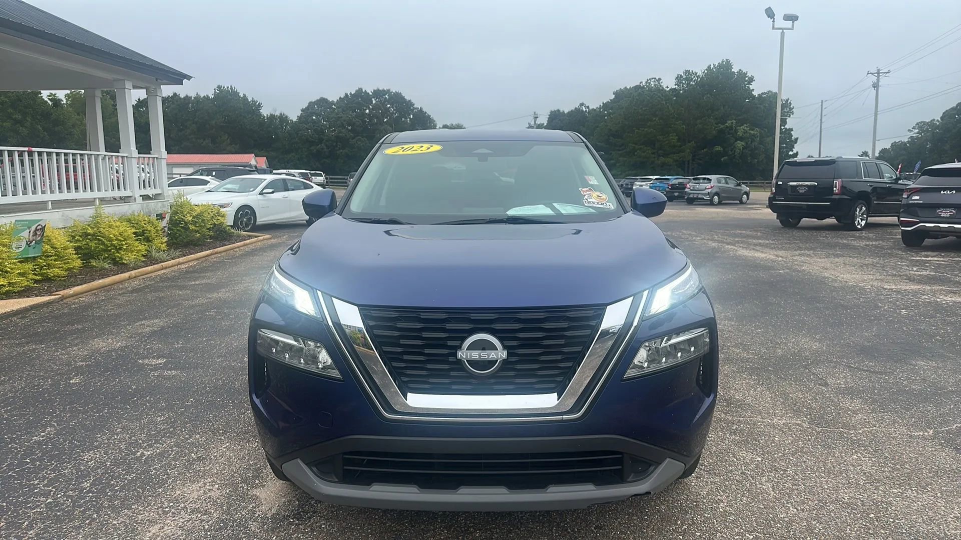 Used 2023 Nissan Rogue SV image 2