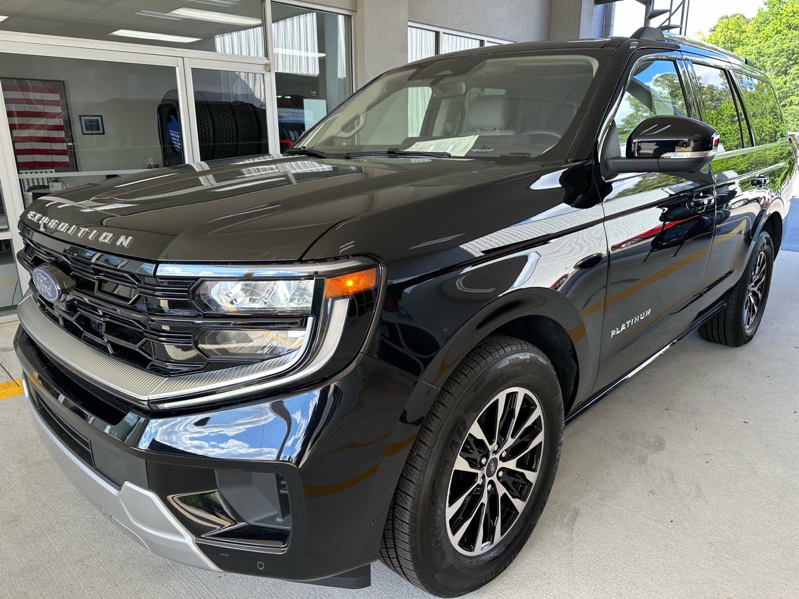 Certified 2025 Ford Expedition Platinum AWD/4WD image 3