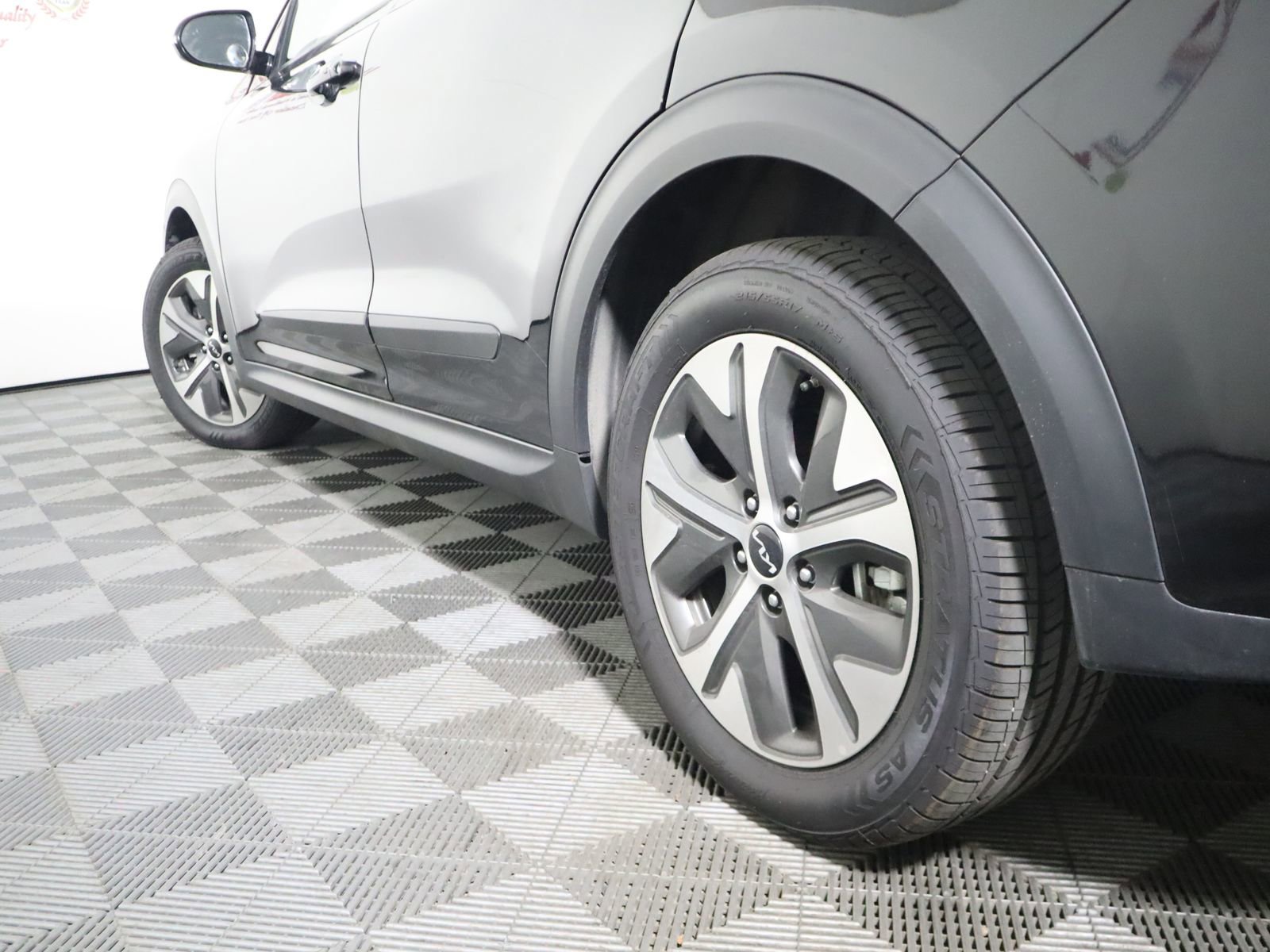 Used 2022 Kia Niro EX image 23