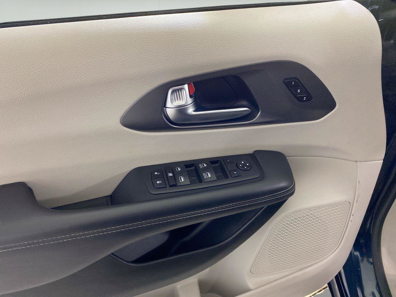 Used 2023 Chrysler Pacifica Touring-L FWD image 11