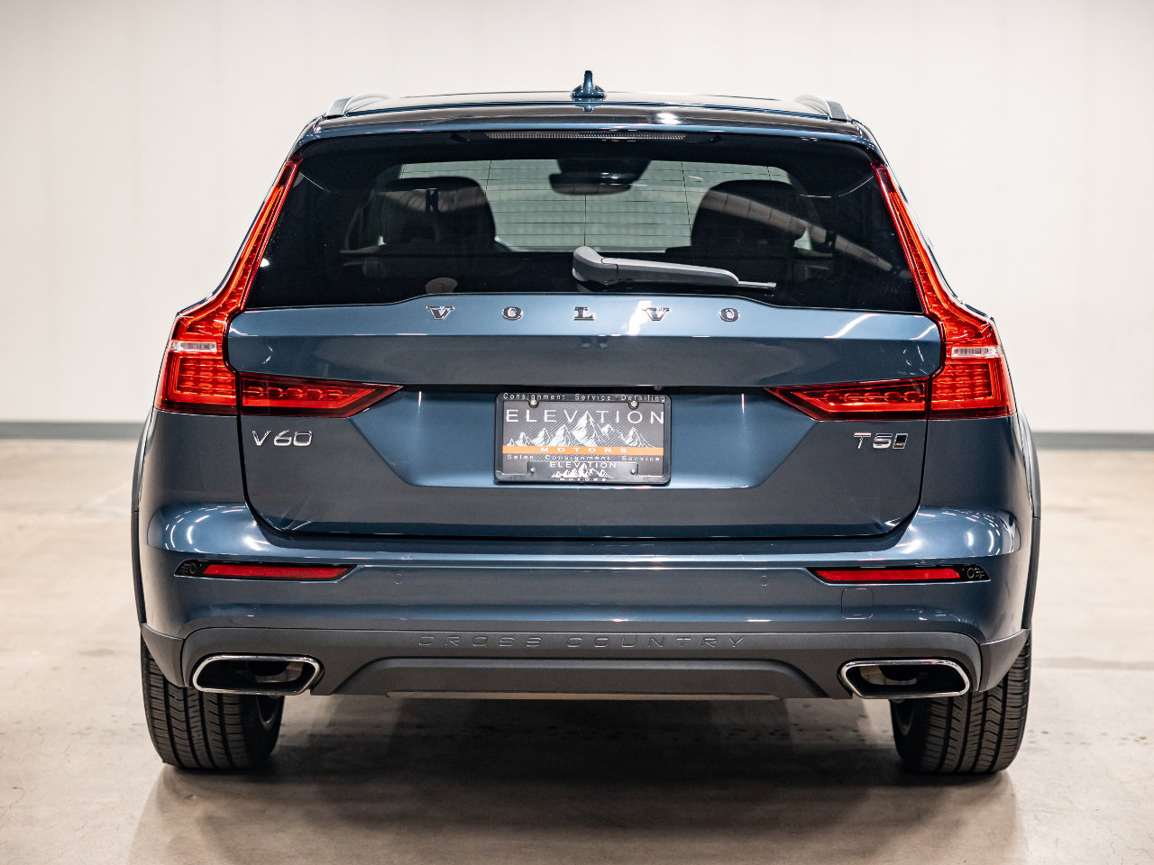 Used 2021 Volvo V60 T5 Cross Country image 3