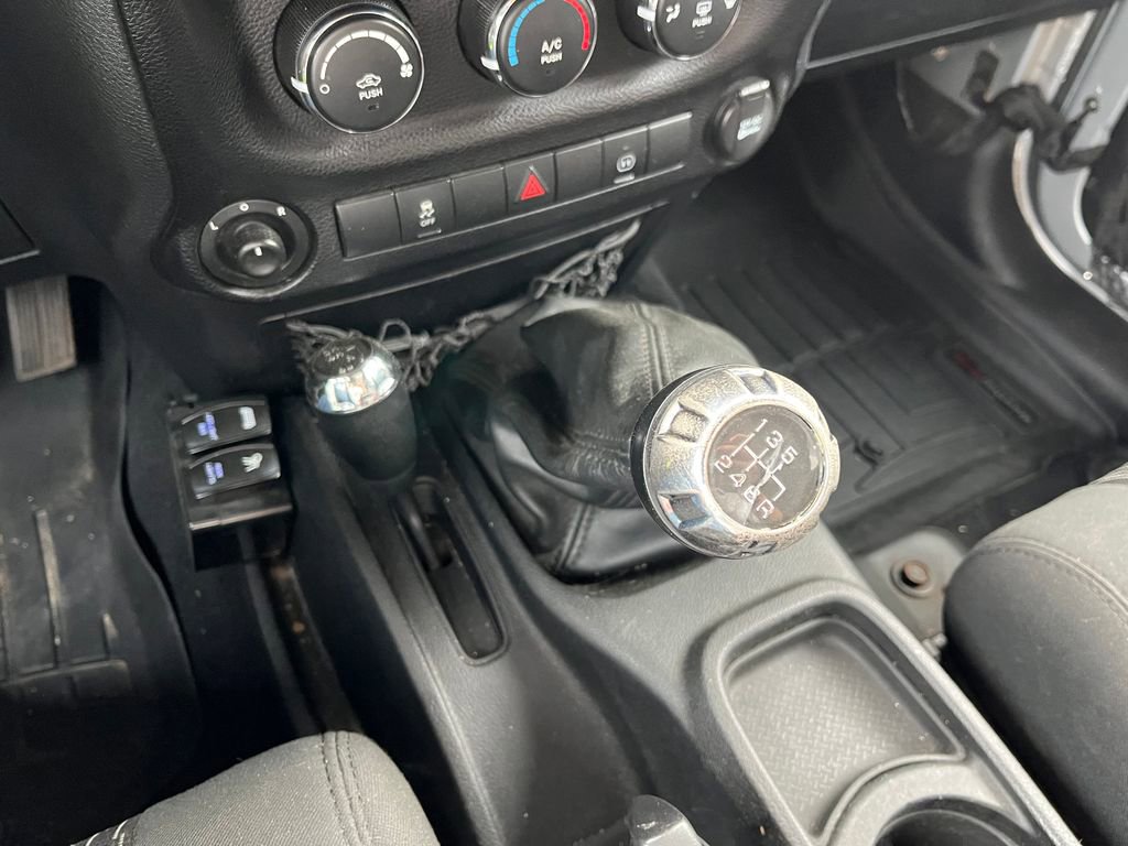 Used 2012 Jeep Wrangler Unlimited Rubicon w/ Connectivity Group image 10