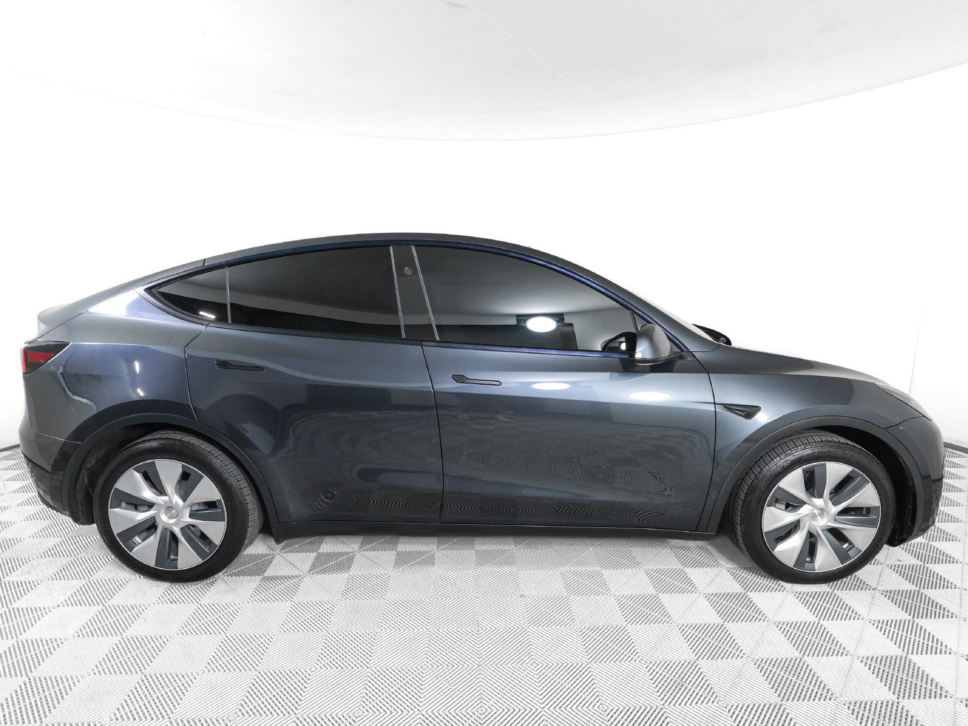 Used 2024 Tesla Model Y Long Range AWD/4WD image 4