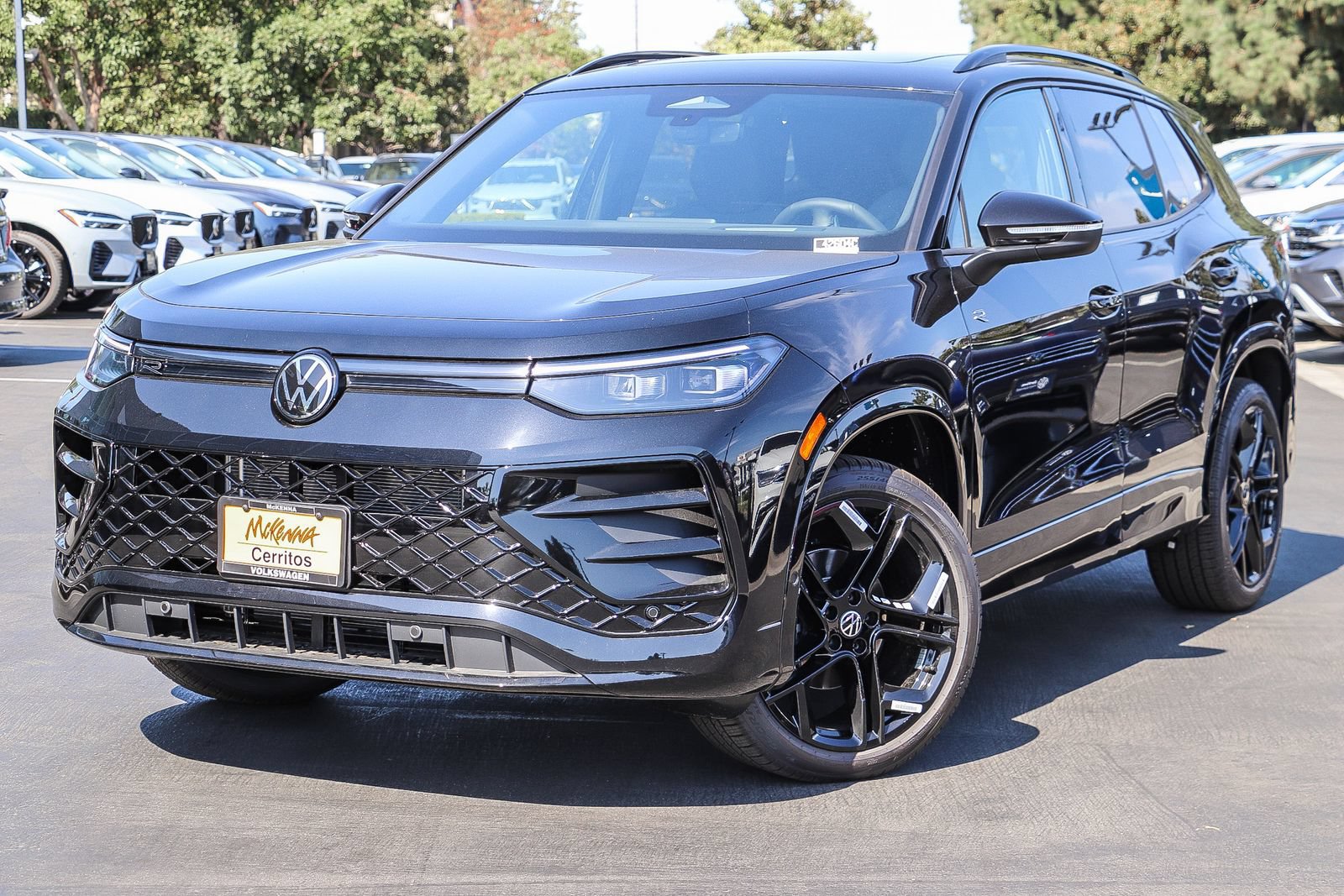 New 2026 Volkswagen Tiguan SE R-Line FWD image 1