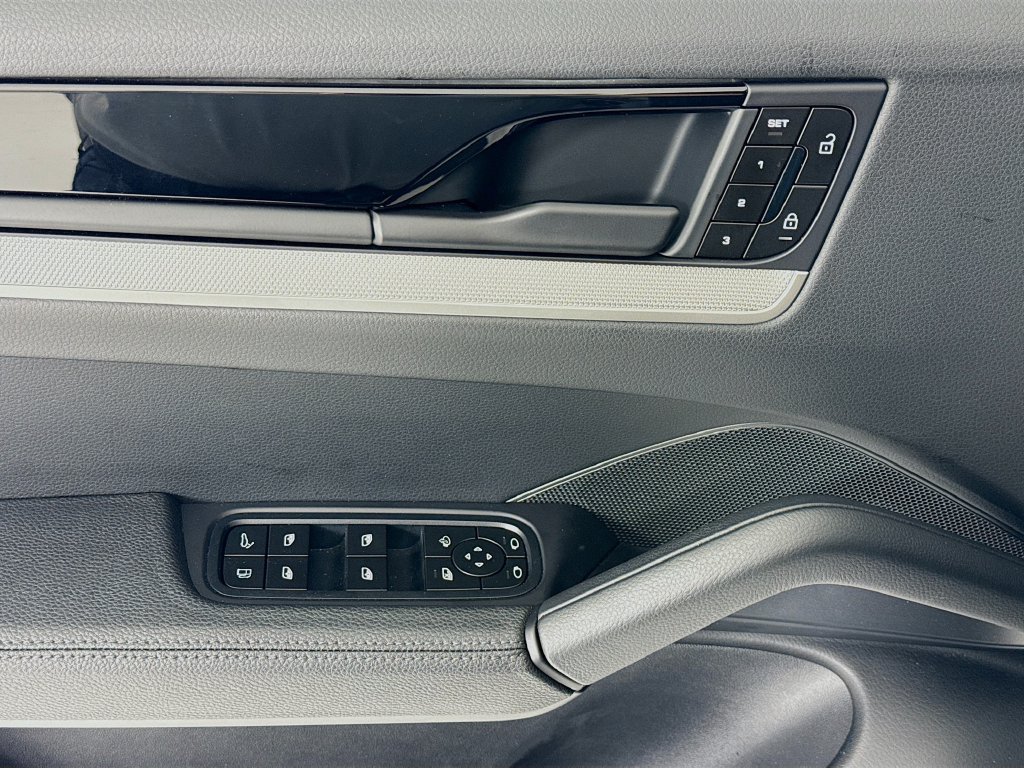 Certified 2024 Porsche Cayenne Coupe AWD/4WD image 11